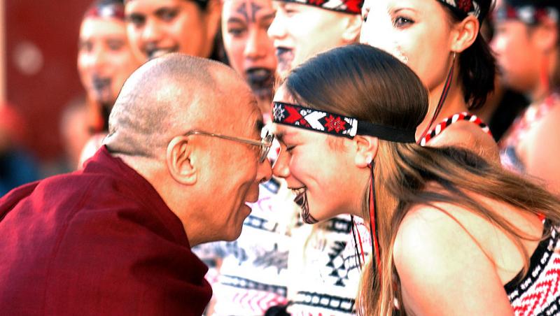 Cine este Dalai Lama și de ce oamenii îl cred un iluminat al timpurilor. Acesta îi spune unui băiat lucruri scandaloase