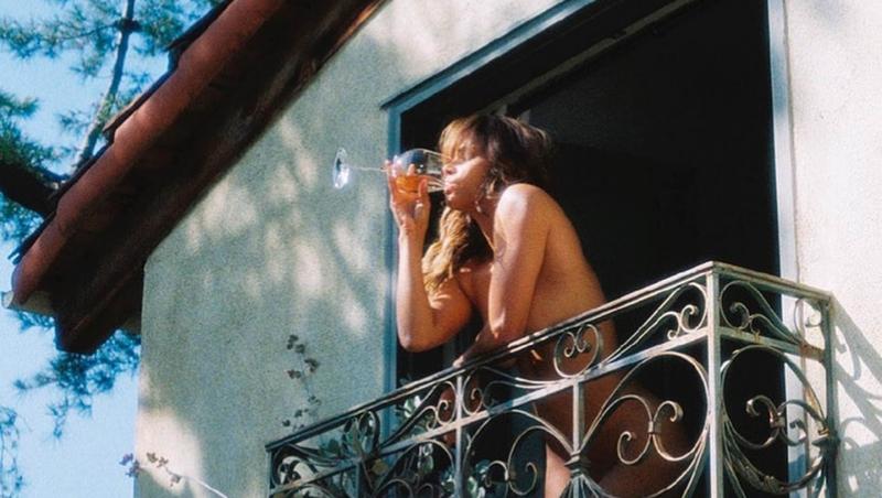 Halle Berry a încins imaginația fanilor cu o fotografie nud pe care a postat-o în mediul online. Cum au reacționat fanii.