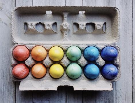 De ce să nu cumperi niciodată ouă deja colorate, pentru Paște. Specialiștii atenționează că îți poți pune sănătatea în pericol