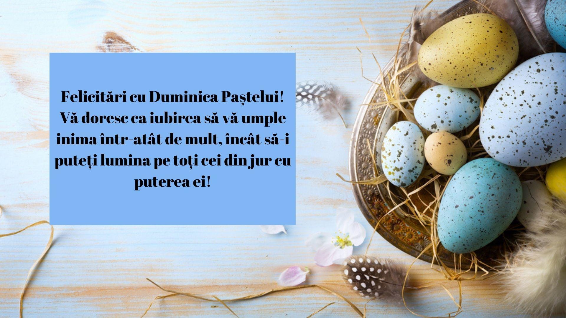 urare scurta de paste fericit pe o felicitare cu oua si paie