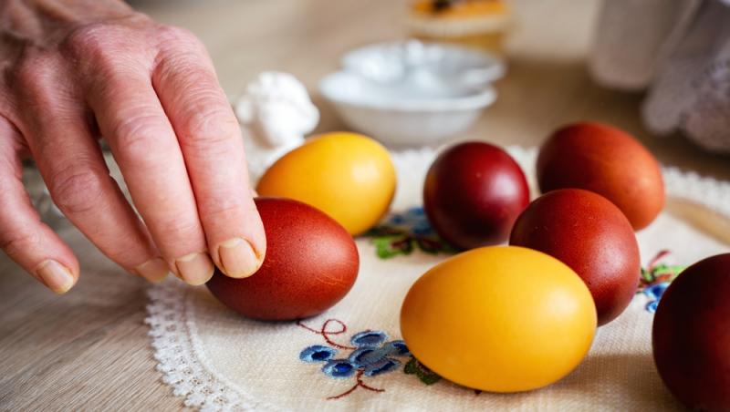 Paștele este una dintre cele mai frumoase și importante sărbători. Dincolo de semnificația religioasă, prima zi de Paște 2023 este marcată de o mulțime de tradiții, obiceiuri și superstiții vechi. Una dintre ele spune că nu e bine să mănânci oul cu sare pe 16 aprilie. Iată care este motivul: