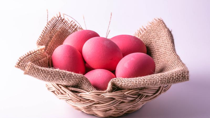 Paștele este una dintre cele mai frumoase și importante sărbători. Dincolo de semnificația religiosă, această zi este marcată de o mulțime de tradiții, obiceiuri și superstiții vechi. Una dintre ele spune că nu e bine să mănânci oul cu sare în prima zi de Paște. Iată care este motivul: