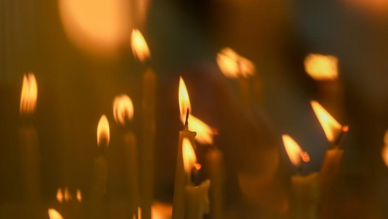 Ce se întâmplă când îi dai lumină de la lumânarea ta altei persoane, de Înviere, în Biserică