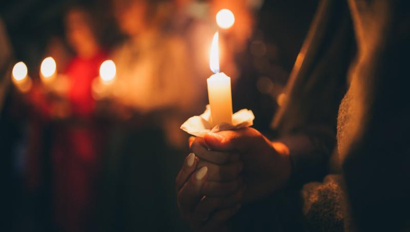 Ce se întâmplă când îi dai lumină de la lumânarea ta altei persoane, de Înviere, în Biserică