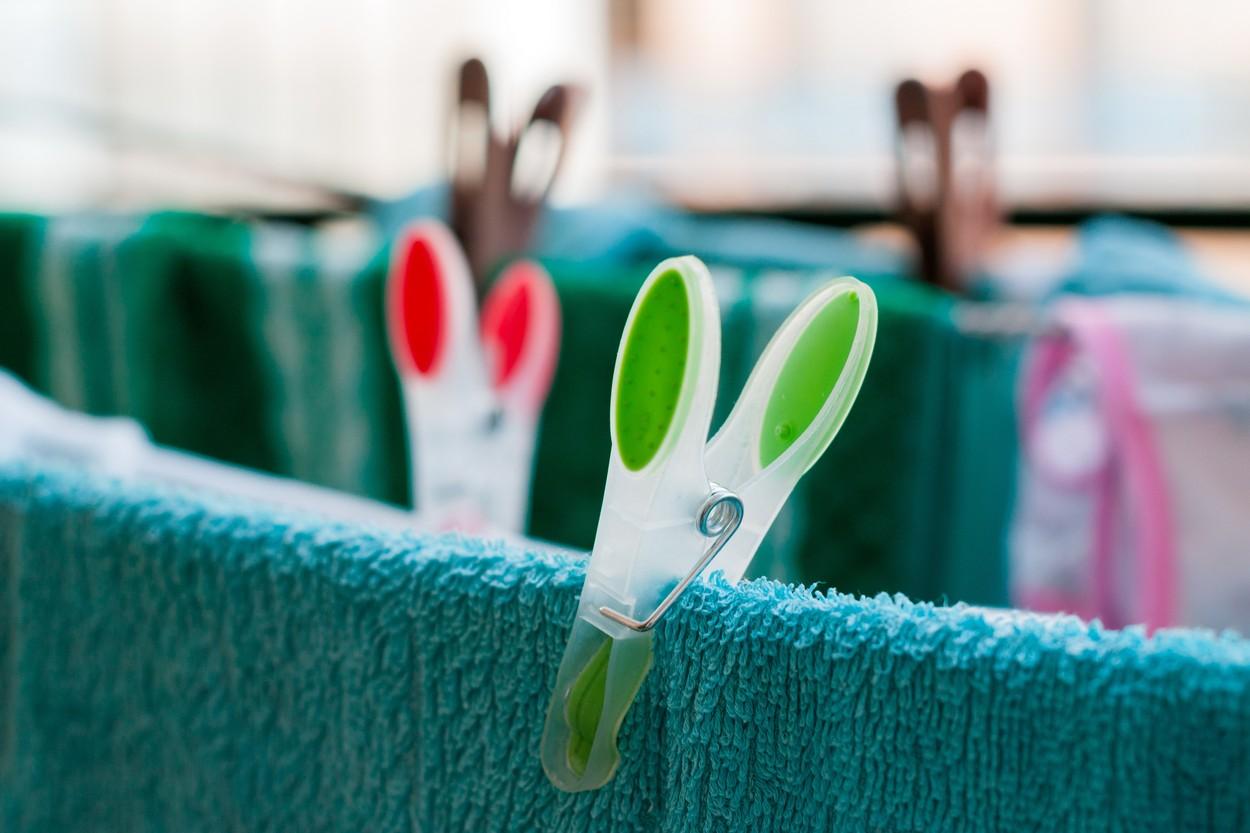 Trucul simplu care te ajută să-ți usuci rapid hainele spălate. Nu e nevoie ca vremea să fie însorită
