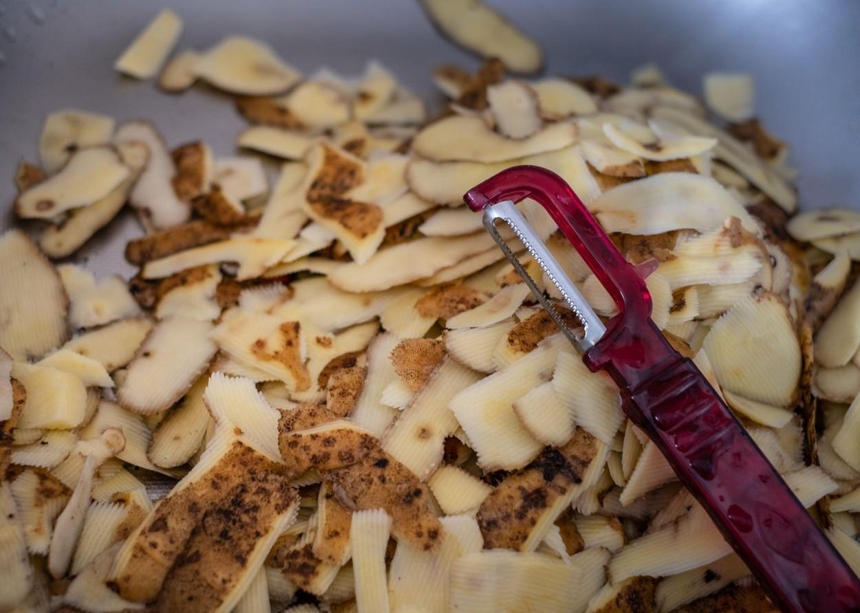 Ai curățat cartofii greșit până acum. A apărut o nouă metodă, mai eficientă, care face furori în mediul online