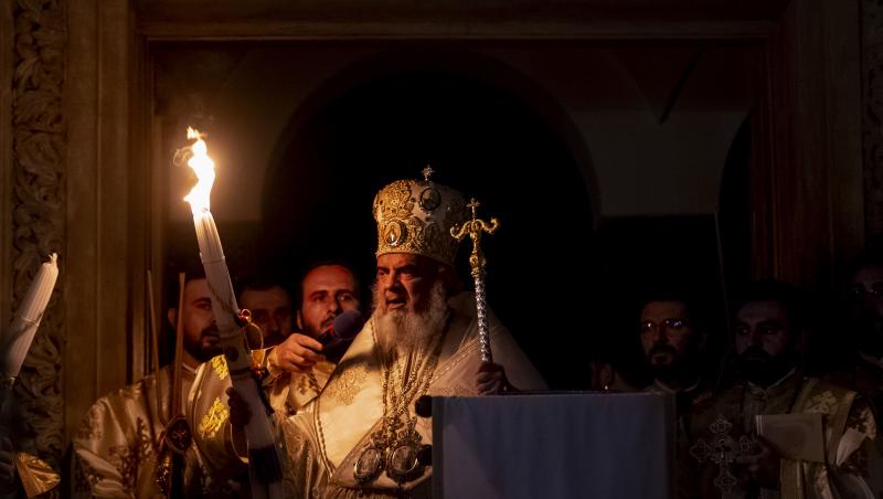 Lumina Sfântă s-a aprins la Ierusalim, la Mormântul lui Iisus Hristos. Cum este trimisă la noi în țară | VIDEO
