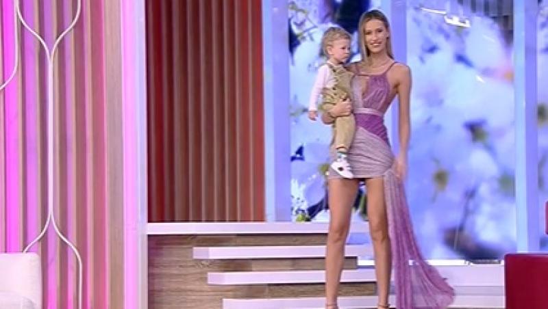 Gabriela Prisăcariu a defilat într-o rochie extrem de scurtă, în brațe cu micuțul Tiago. Cum a reacționat Dani Oțil