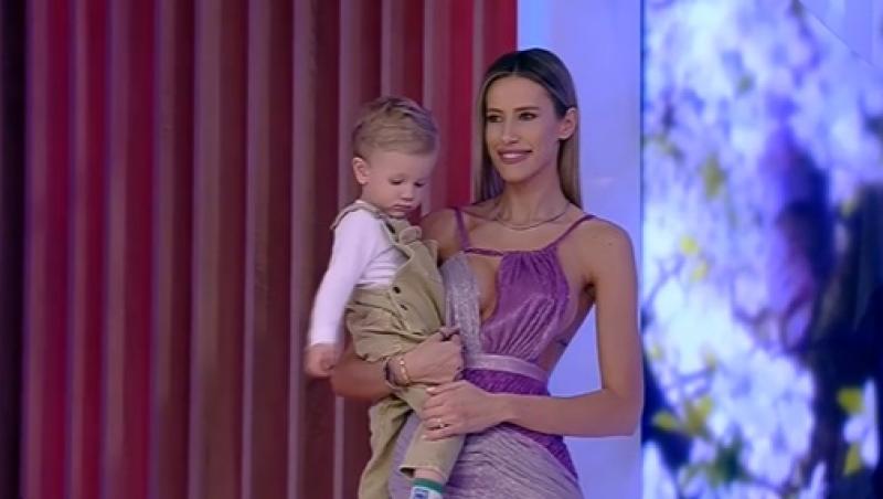Gabriela Prisăcariu a defilat într-o rochie extrem de scurtă, în brațe cu micuțul Tiago. Cum a reacționat Dani Oțil