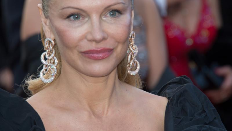 Pamela Anderson, într-un body transparent acoperit doar de un sacou. Ce detaliu a ieșit la vedere în fața fotografilor