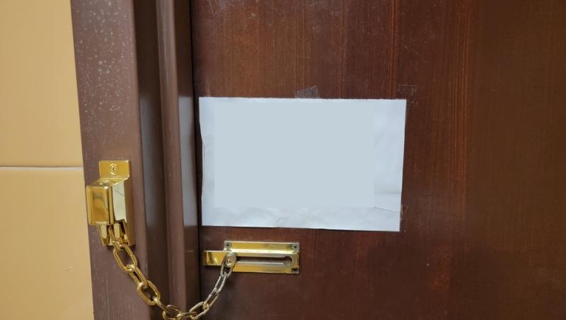 bilet lasat de un vecin la usa dintr-un bloc