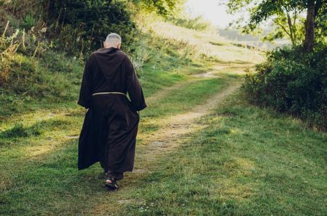Călugărul care a rămas fără drept de slujbă după ce s-a îndrăgostit. Imaginile intime care l-au compromis