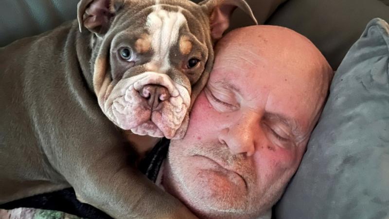 Câinele său i-a ronțăit degetul până la os, în timp ce dormea, dar asta i-a salvat viața. Ce a observat când s-a trezit