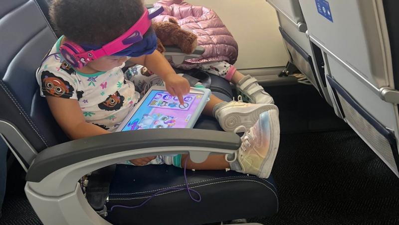 Soția gravidă a unui celebru sportiv, obligată să curețe mizeria făcută în avion de cei 2 copii: „A trebuit să stea în genunchi”