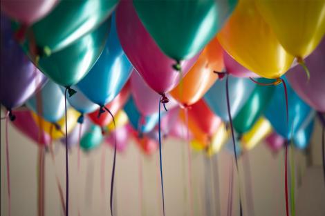 (P) Adăugați puțină distracție petrecerii cu baloanele colorate din latex