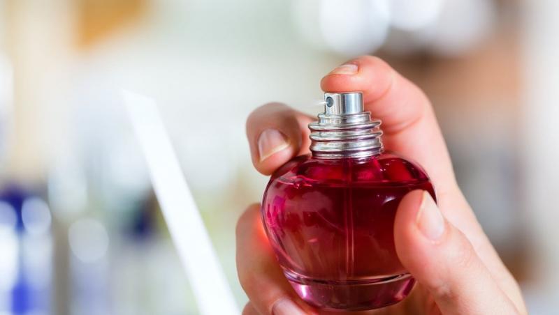 Ai folosit greșit până acum bețișoarele pentru testat parfumul. Cum se folosesc corect aceste benzi din toate magazinele