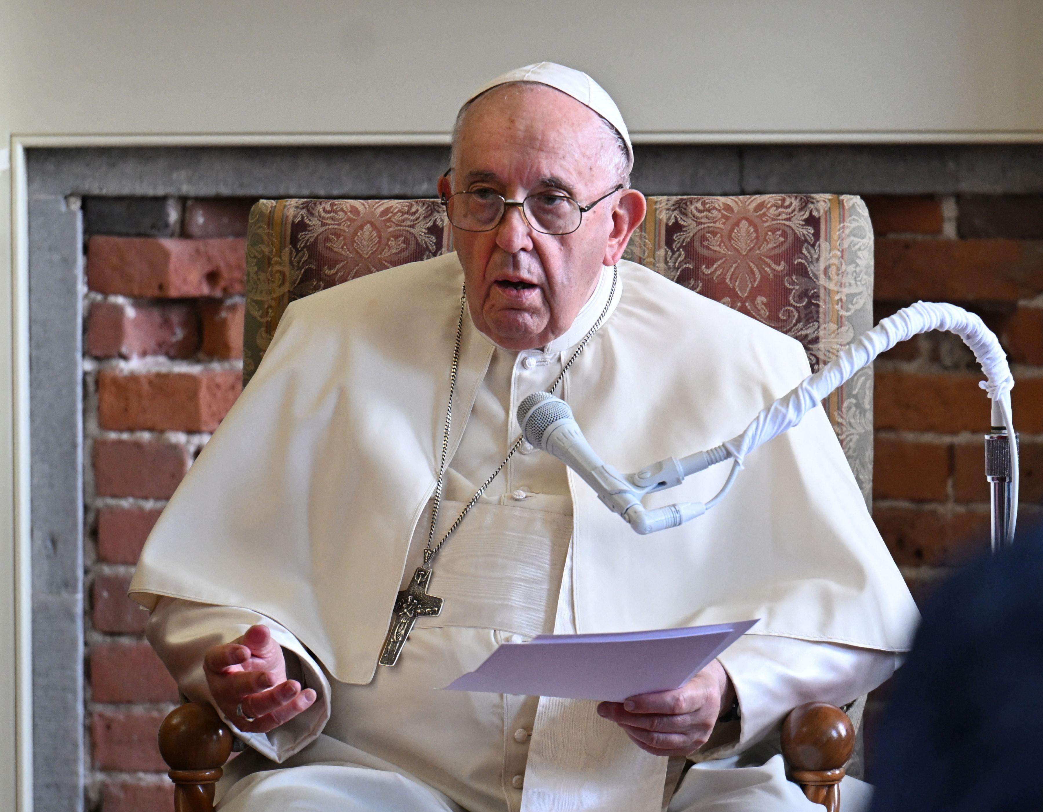 imagine cu papa francisc imbarcat in alb vorbeste in fata microfonului