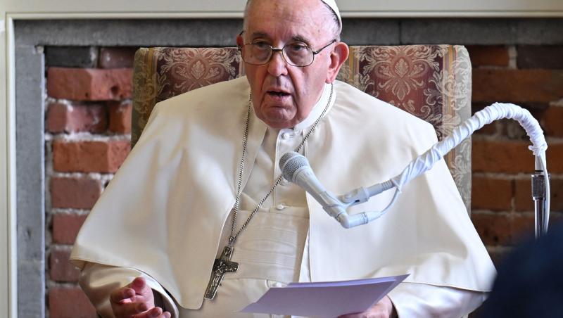 imagine cu papa francisc imbarcat in alb vorbeste in fata microfonului