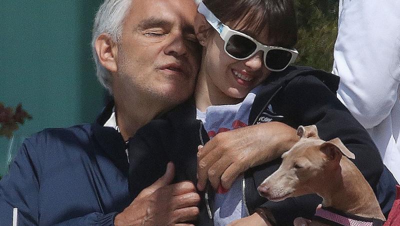 Ipostaze rare cu Andrea Bocelli la plaja cu familia lui. Tenorul nu știa că e pozat de paparazzi. Cum a fost surprins