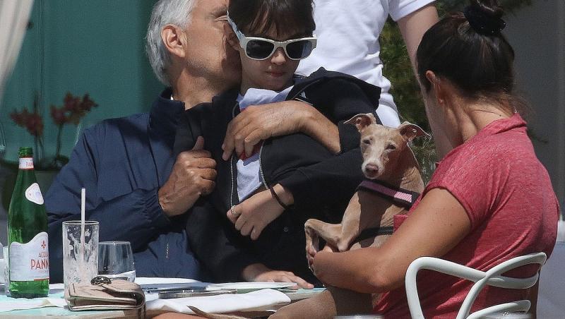 Andrea Bocelli a fost surprins în ipostaze rare la plajă alături de familia lui