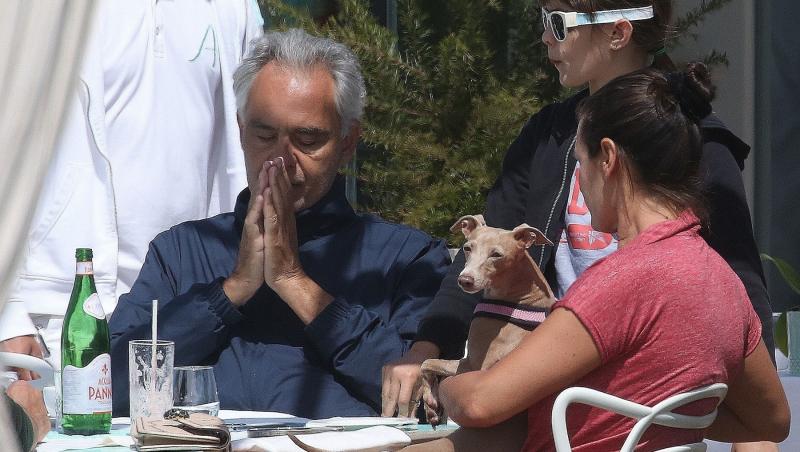 Ipostaze rare cu Andrea Bocelli la plaja cu familia lui. Tenorul nu știa că e pozat de paparazzi. Cum a fost surprins