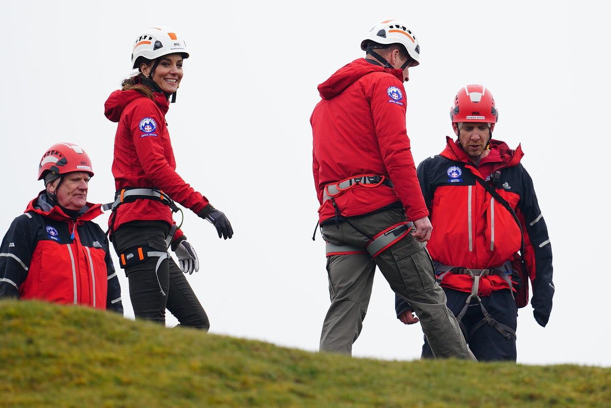 Kate Middleton si Printul William imbracati in echipament sportiv fac exercitii de catarare in Tara Galilor