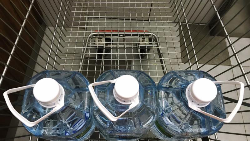 Cât plastic înghiți într-o săptămână dacă bei apă îmbuteliată. Specialiștii trag un semnal de alarmă