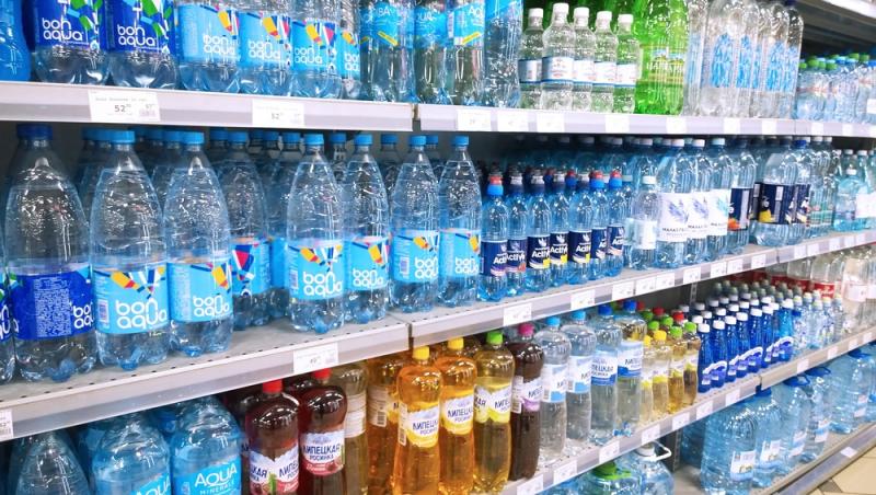Cât plastic înghiți într-o săptămână dacă bei apă îmbuteliată. Specialiștii trag un semnal de alarmă