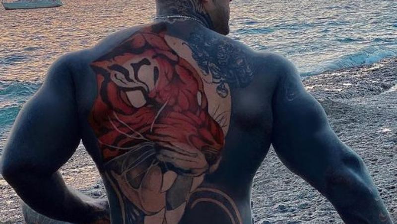 El este bărbatul care se consideră cel mai tatuat om din lume. Cum arăta înainte ca tot corpul să îi fie acoperit de cerneală
