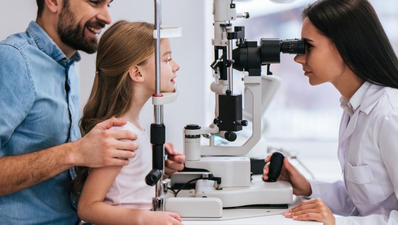 O femeie s-a dus cu fiica ei la un control oftalmologic, pentru că observase ceva ciudat la ochiul copilei. Ce a putut descoperi