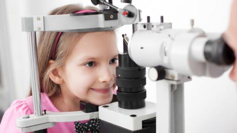 O femeie s-a dus cu fiica ei la un control oftalmologic, pentru că observase ceva ciudat la ochiul copilei. Ce a putut descoperi