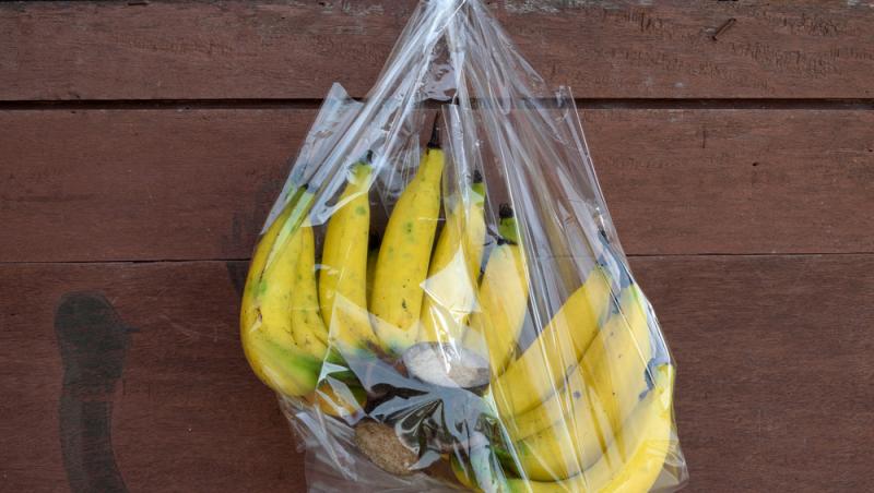 O femeie a găsit o broscuță în punga cu banane