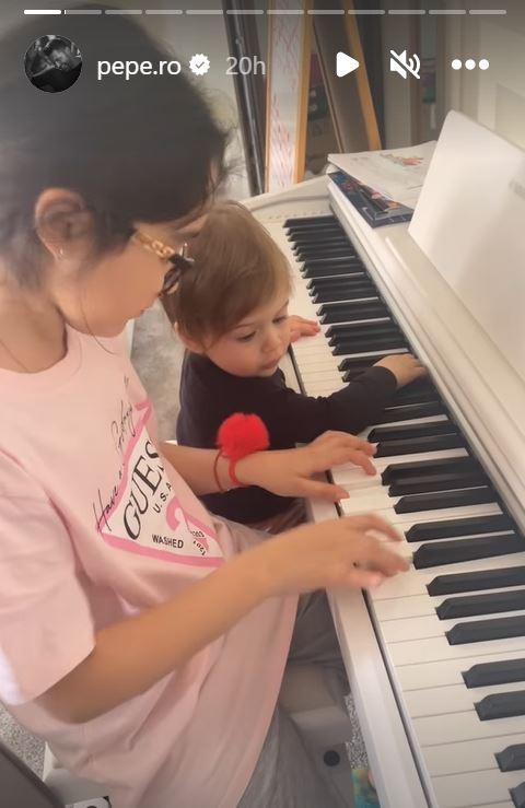 Fiica și fiul lui Pepe cântă la pian