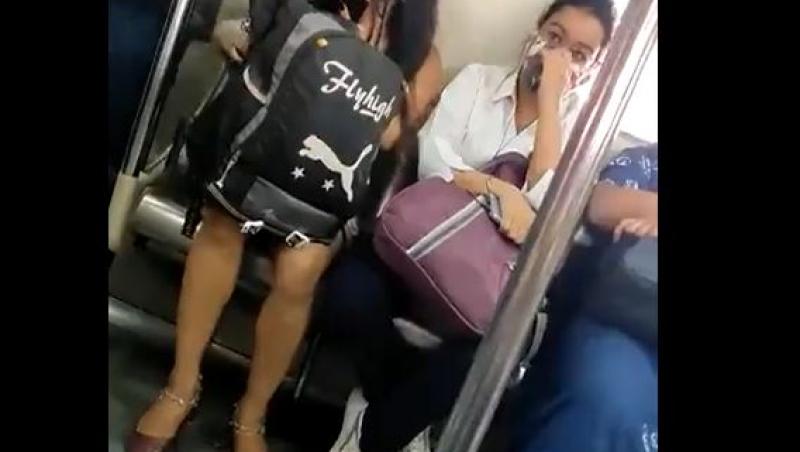 O fată a atras atenția în metrou, când a urcat așa. Un petic de material i-a acoperit posteriorul, iar filmulețul a devenit viral
