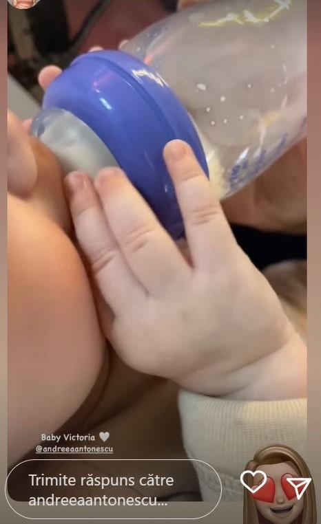 Fiica Andreei Antonescu în timp ce bea lapte din biberon