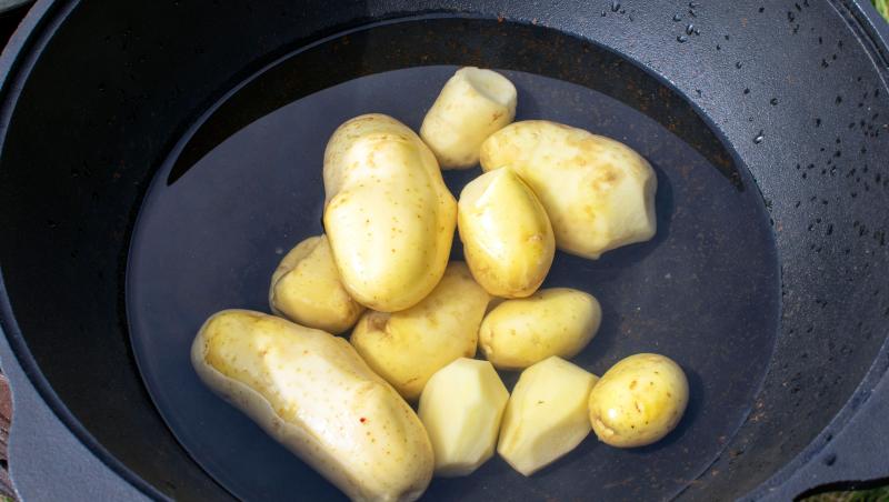 Soluție virală! Curăță grătarul pentru mici cu un cartof crud. Iată ce se întâmplă dacă aplici această tehnică