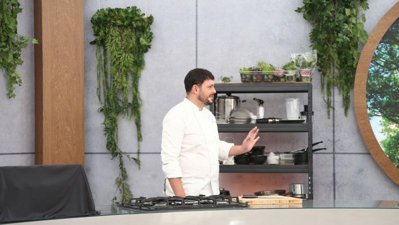 Românul care a obținut o stea Michelin în Italia le prezintă juraților inovațiile sale culinare, la Chefi la cuțite