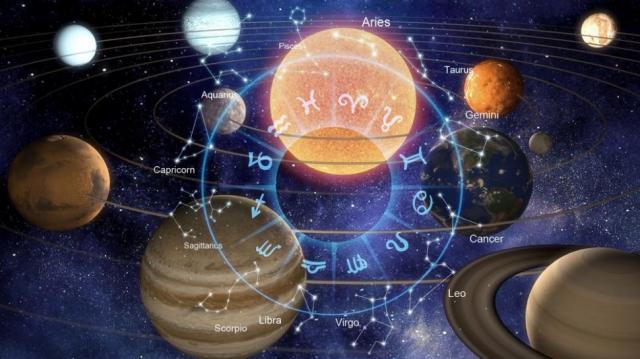 cele 12 zodii ale horoscopului si planetele pe un fundal albastru