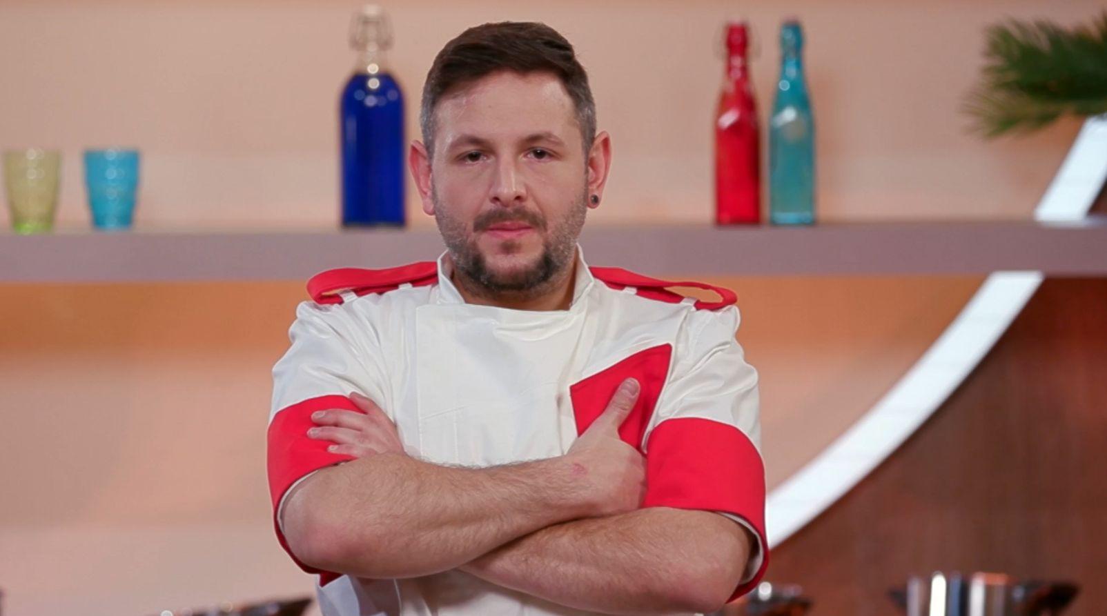 Constantin Onuț în tunică roșie și albă în platoul Chefi la cuțite