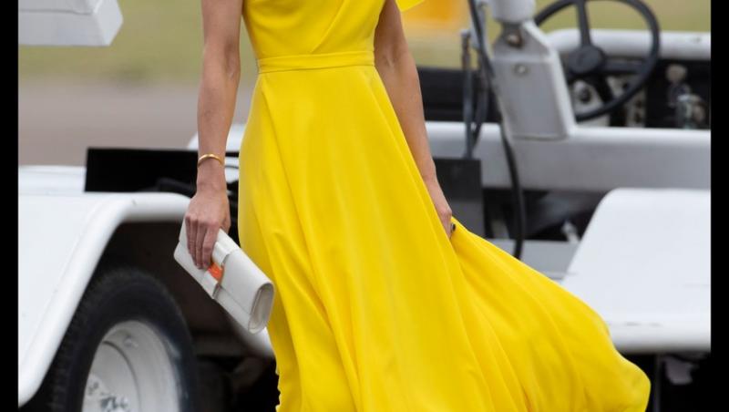 Kate Middleton și-a etalat silueta de invidiat într-o pereche de blugi cargo, mulați. Care e secretul său pentru pozele perfecte
