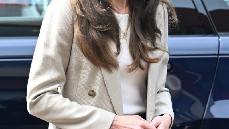 Kate Middleton și-a etalat silueta de invidiat într-o pereche de blugi cargo, mulați. Care e secretul său pentru pozele perfecte