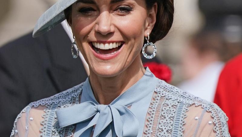 Kate Middleton și-a etalat silueta de invidiat într-o pereche de blugi cargo, mulați. Care e secretul său pentru pozele perfecte