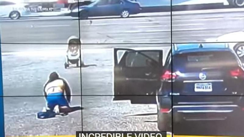 Momentul în care un bebeluș a fost salvat la limită de un trecător după ce căruțul se rostogolise printre mașini
