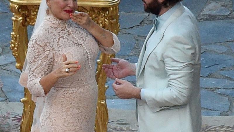 Cântăreața Sia, cunoscută datorită aparițiilor cu perucă, s-a căsătorit cu alesul ei. Imagini inedite de la ceremonia de lux