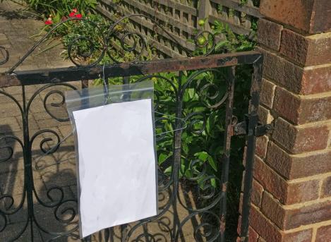 Un bărbat a vrut să facă un grătar în curtea casei sale, dar vecinul vegan i-a lăsat un bilet cu un mesaj ce l-a lăsat mască