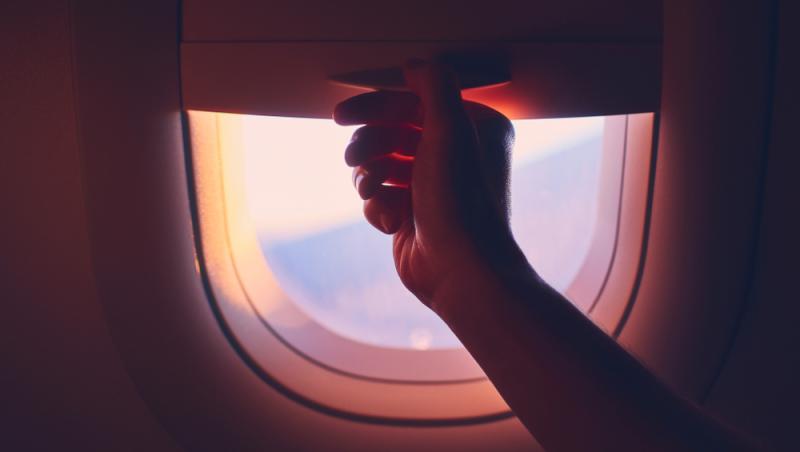 De ce e bine să ridici obloanele ferestrelor din avion la decolare și la aterizare. Trucul ți-ar putea salva viața