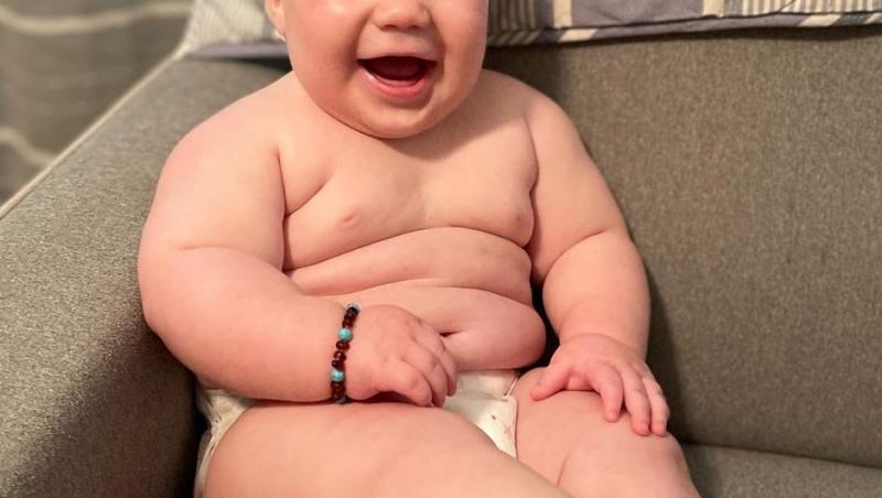 Bebelușul care la 19 luni e mai mare decât fratele său de 4 ani. Cântărește 14 kilograme: ”Dacă îi dai de mâncare, e fericit”