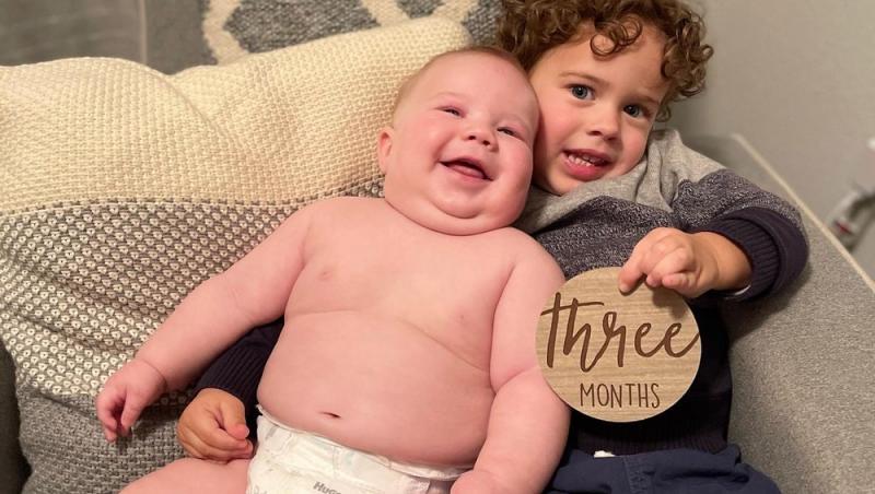 Bebelușul care la 19 luni e mai mare decât fratele său de 4 ani. Cântărește 14 kilograme: ”Dacă îi dai de mâncare, e fericit”