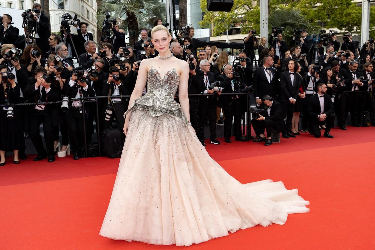 elle fanning intr-o rochie de gala deschisa la culoare pe covorul rosu de la cannes 2023