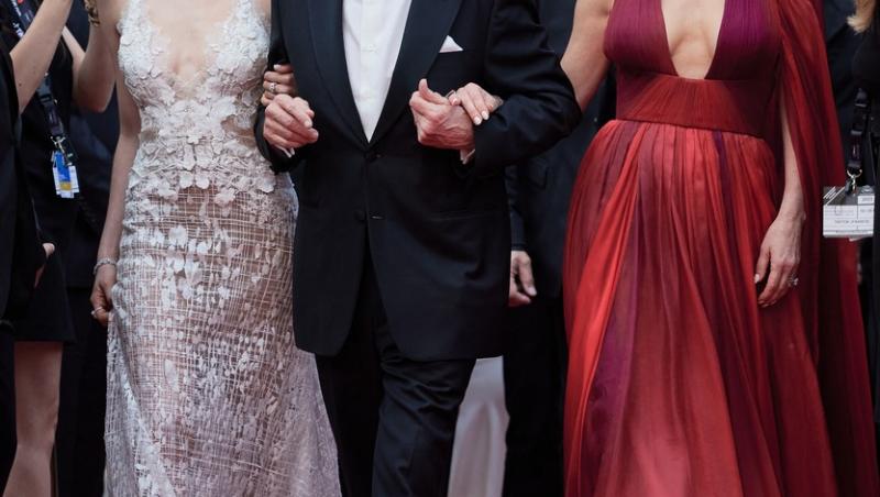Michael Douglas a pășit pe covorul roșu la braț cu fiica lui, Carys, și soția lui, Catherine Zeta Jones. Catherine a purtat Elie Saab Couture